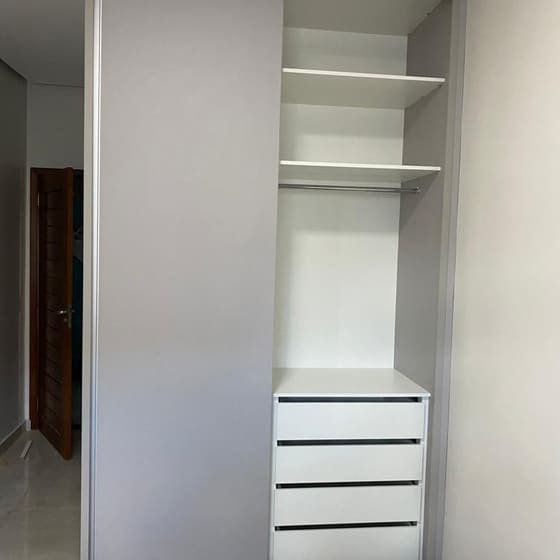 Guarda-roupa planejado com porta de correr, prateleiras e gaveteiro